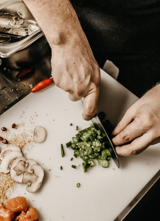 wie grüner Chili geschnitten wird