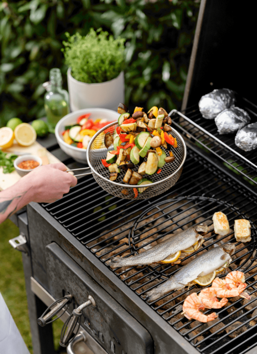 Grillowane warzywa, ryby i ziemniaki na grillu.